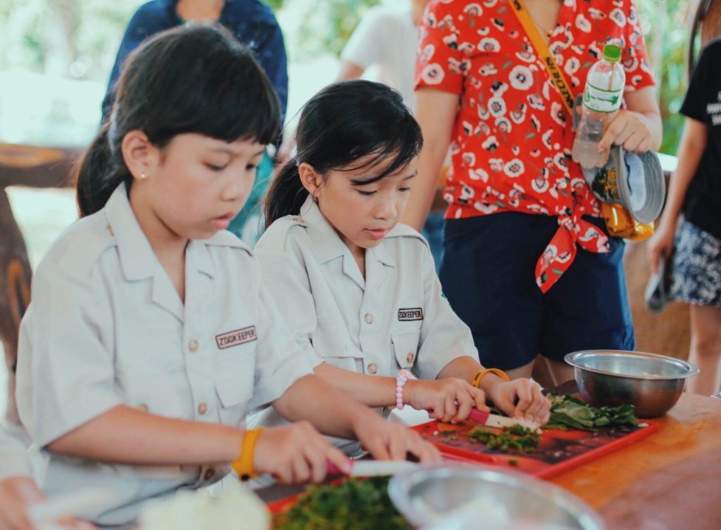 vinpearl safari zoo keeper