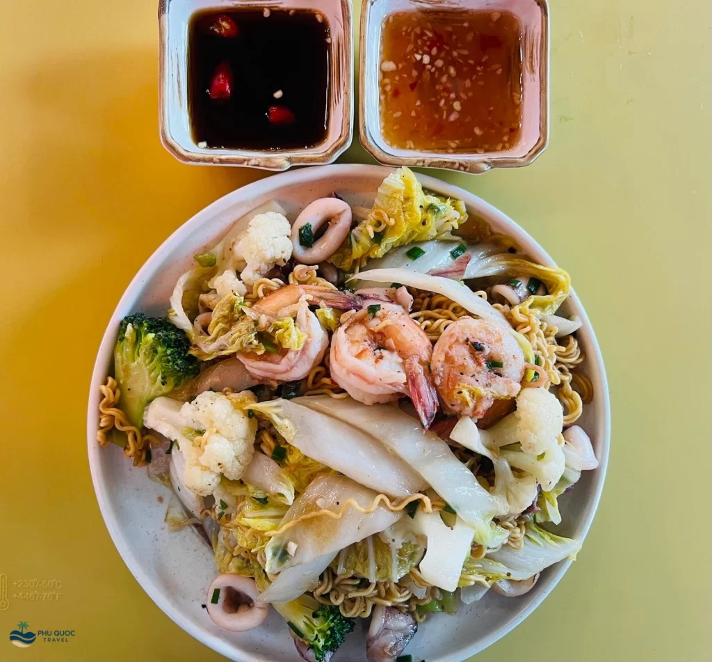 thus kitchen sunset town phu quoc seafood fried noodles